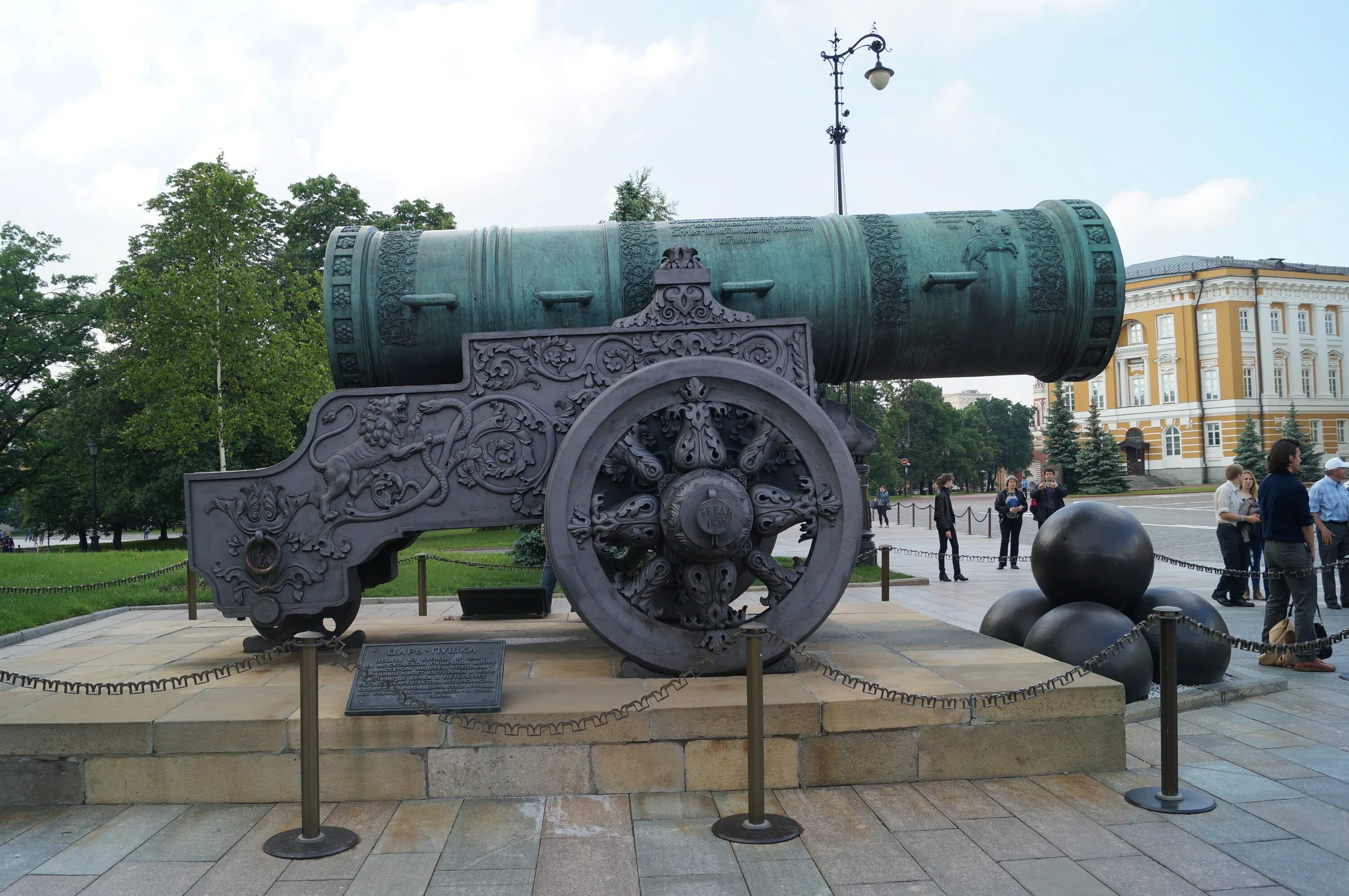 Царь пушка Йошкар Ола. Памятник царь пушка Йошкар-Ола. Военно-исторический музей Санкт-Петербург царь пушка. Царь пушка Омск.