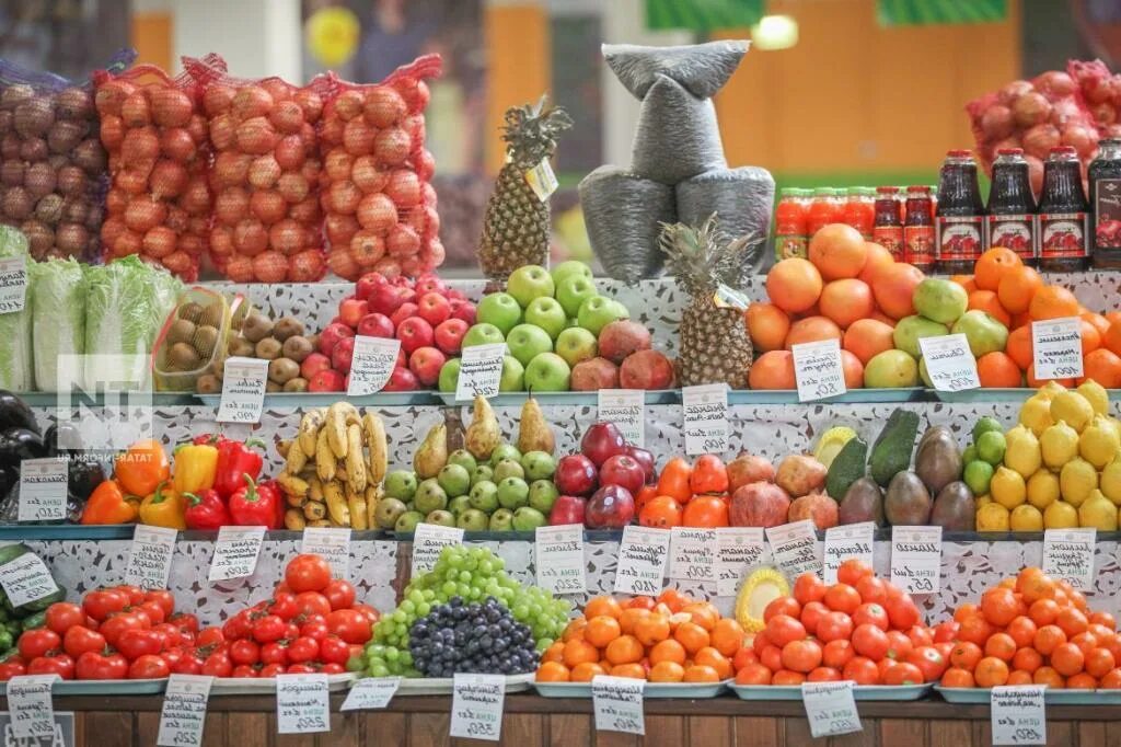 Где купить фрукты овощи. Прилавок с овощами и фруктами. Витрина овощи и фрукты на рынке. Прилавок с фруктами на рынке. Овощной прилавок на рынке.