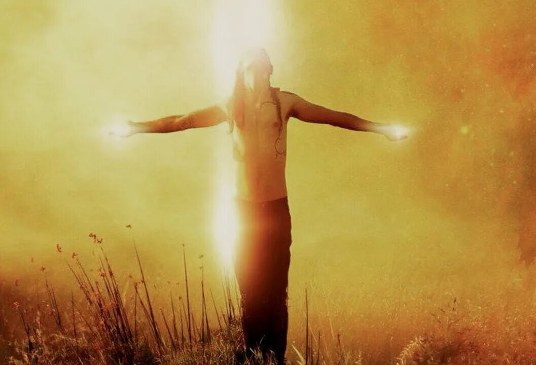 Силы бога в это время. Человек в свете солнца. Человек в лучах солнца. Свет внутри человека. Свет внутри.