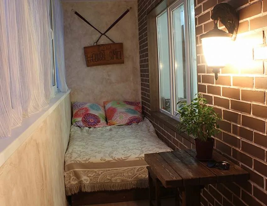 Спать на балконе. Спальня на балконе. Балкон переделанный в спальню. Кровать на лоджии. Балкон со спальным местом.