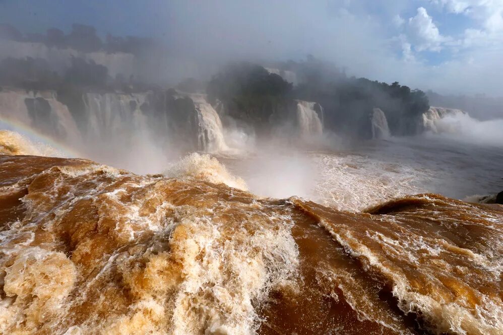 Мощный поток воды. Водопад реальные фото. Самый большой водопад в мире. Большой поток. Водопады Африки фото.