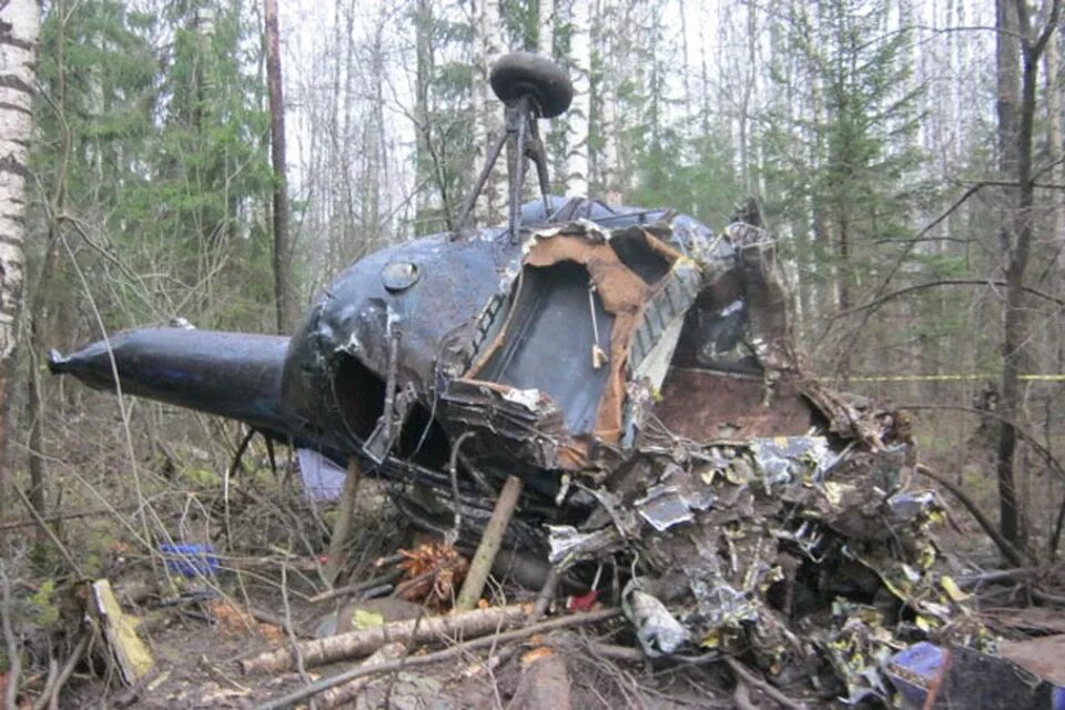 Разбился самолет в ивановской области. Авиакатастрофы вертолетов. Вертолет ми 6 в болоте. Затонувший вертолет.