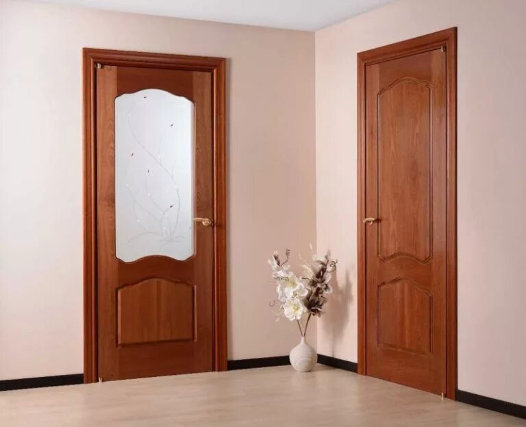 Комнатные двери. Межкомнатные двери установленные. Между комнатные двери. Двери межкомнатные итальянский орех. Недорогие качественные двери