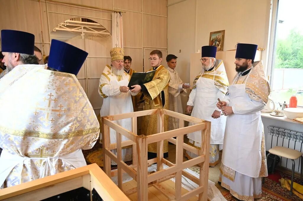 совершил освящение