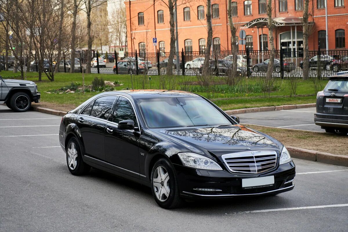 Gurkha броневик. Аренда бронированных. Внедорожники представительского класса. Джип чёрный бронированный. Бронированный 222 мерседес москва.