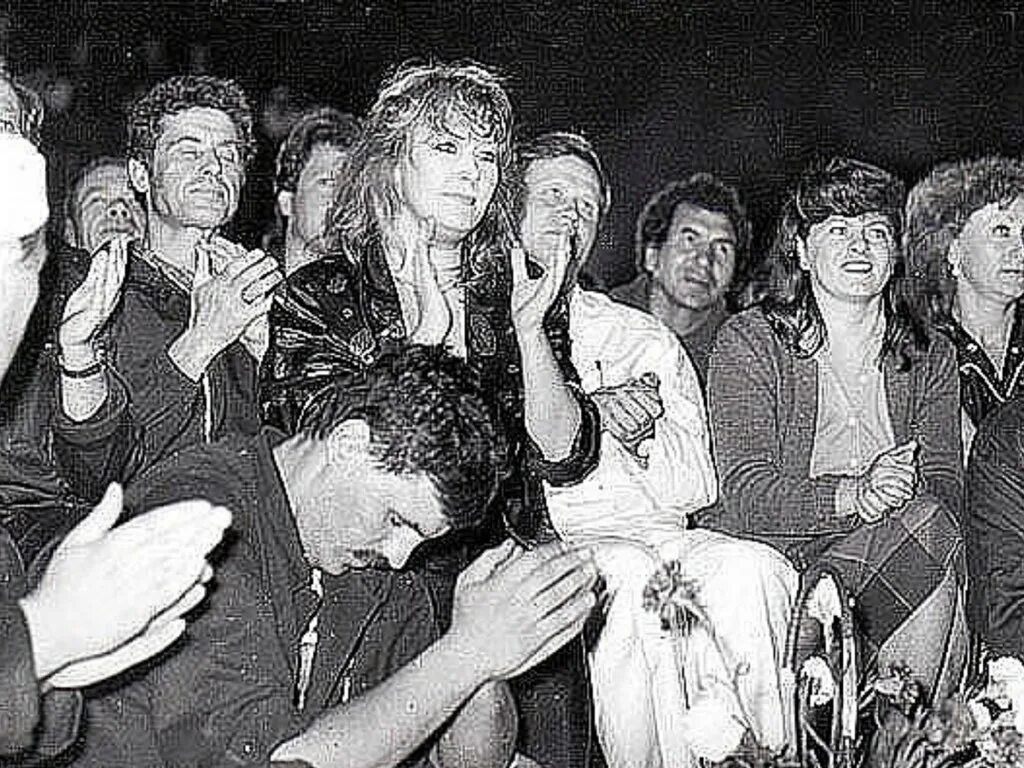 Концерт аллы пугачевой в чернобыле 1986. Пугачева 1986 год. Пугачева 1986 год. Владимир кузьмин в молодости и пугачева. Пугачева 1986 год.