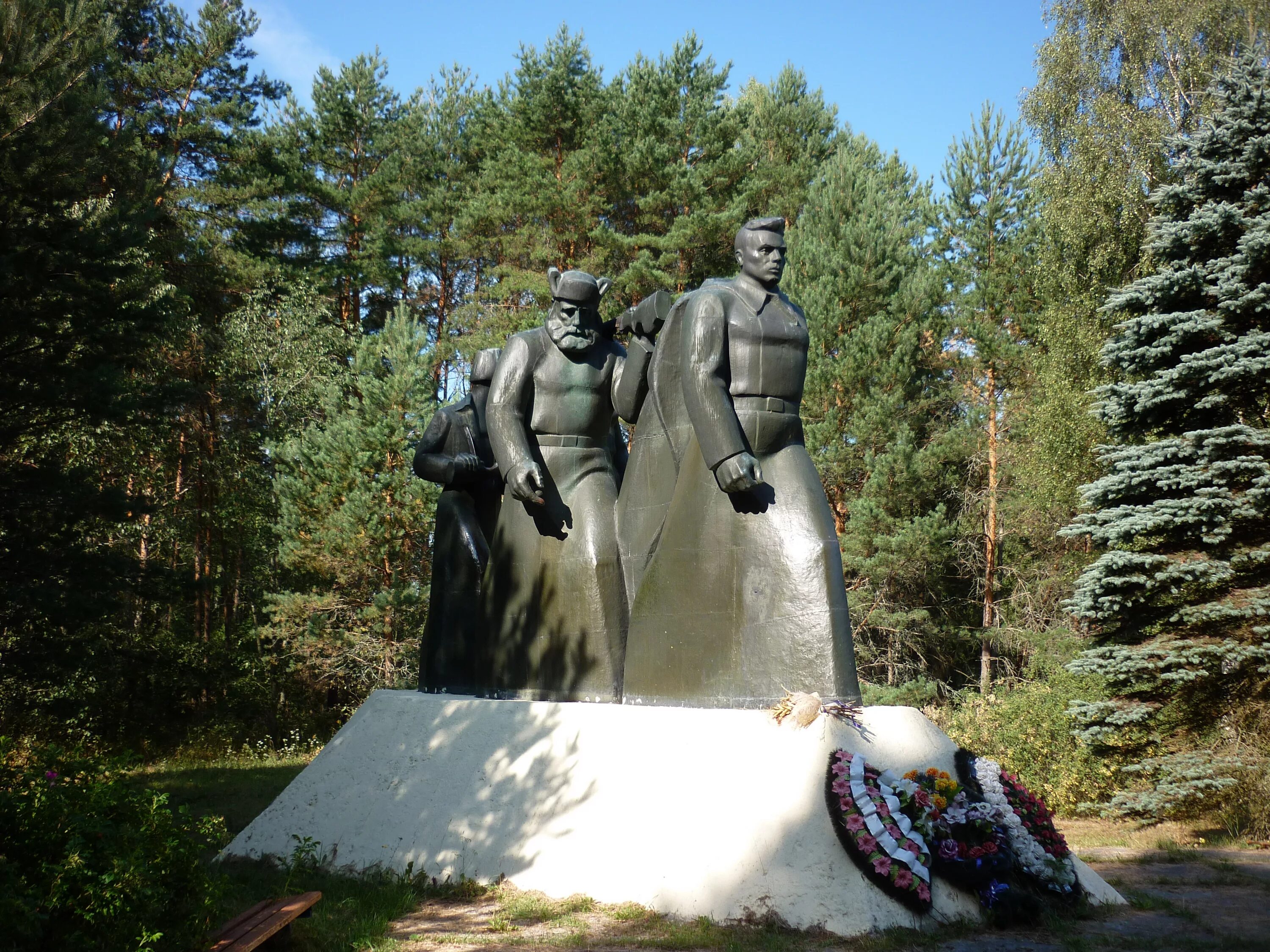 Памятники культуры смоленской земли. Памятник партизанам Смоленщины. Памятник партизанам Пржевальское Смоленская область. Памятник партизанам 1941. Город Смоленск памятники Великой Отечественной войны.