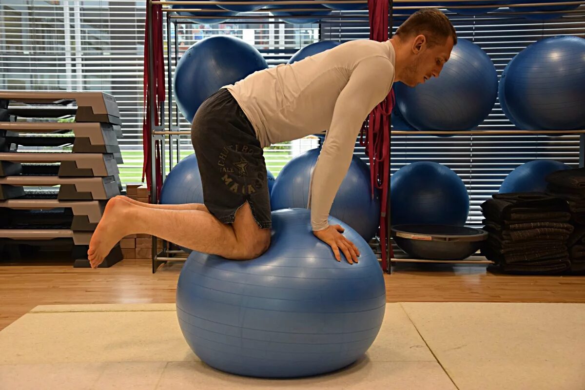 He went to the gym. Мужчина на фитболе. Поза фитбол с мужчиной. Core Mobility тренировка. Core + Gym Ball.