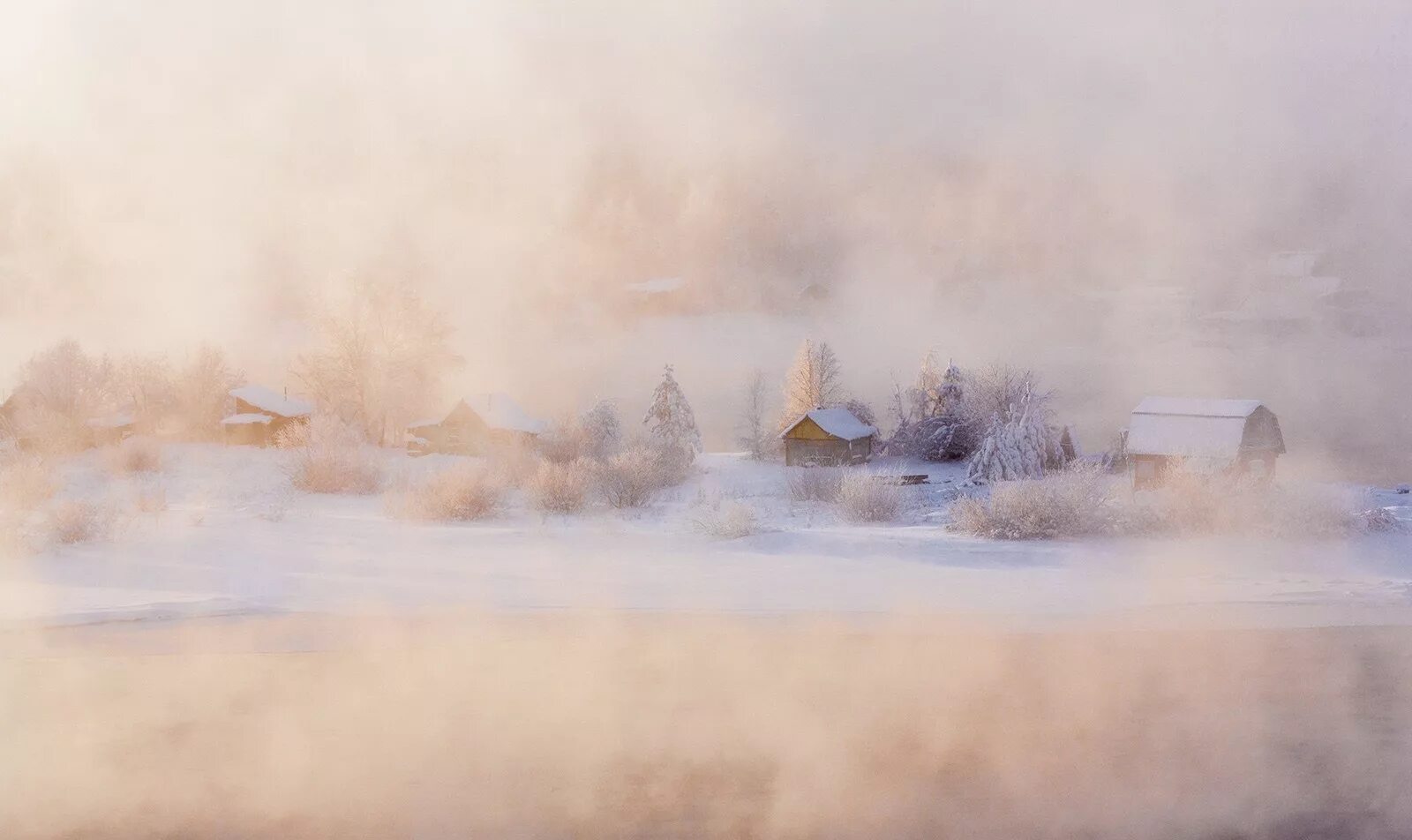 Зимний пейзаж с туманом. Пейзаж в дымке. Морозное утро в деревне. Пейзаж туман. Дымка снега