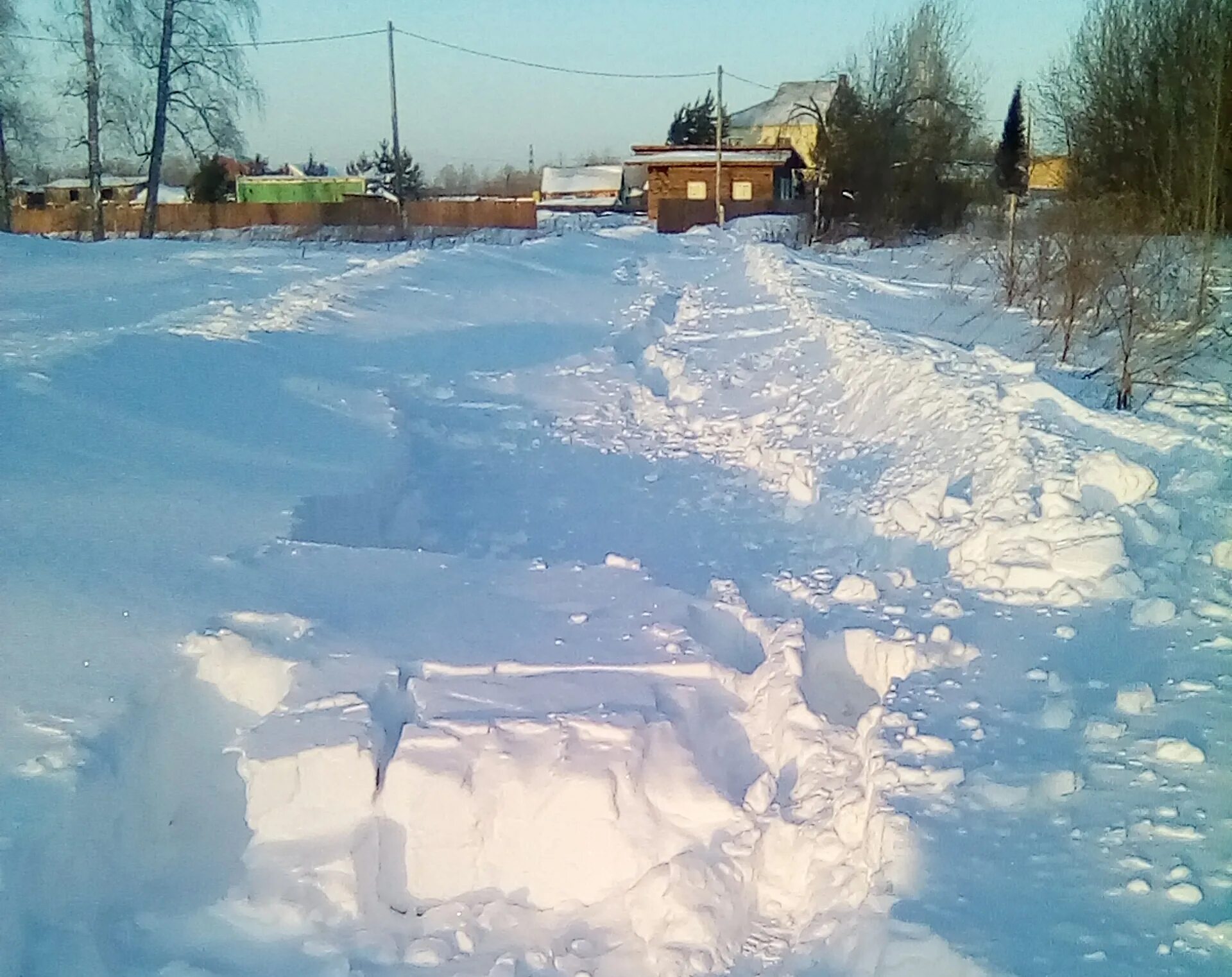 Дорогу завалило снегом. Много снега в деревне. Сугробы в деревне. Снегопад в деревне. Заснеженная дорога в деревне.
