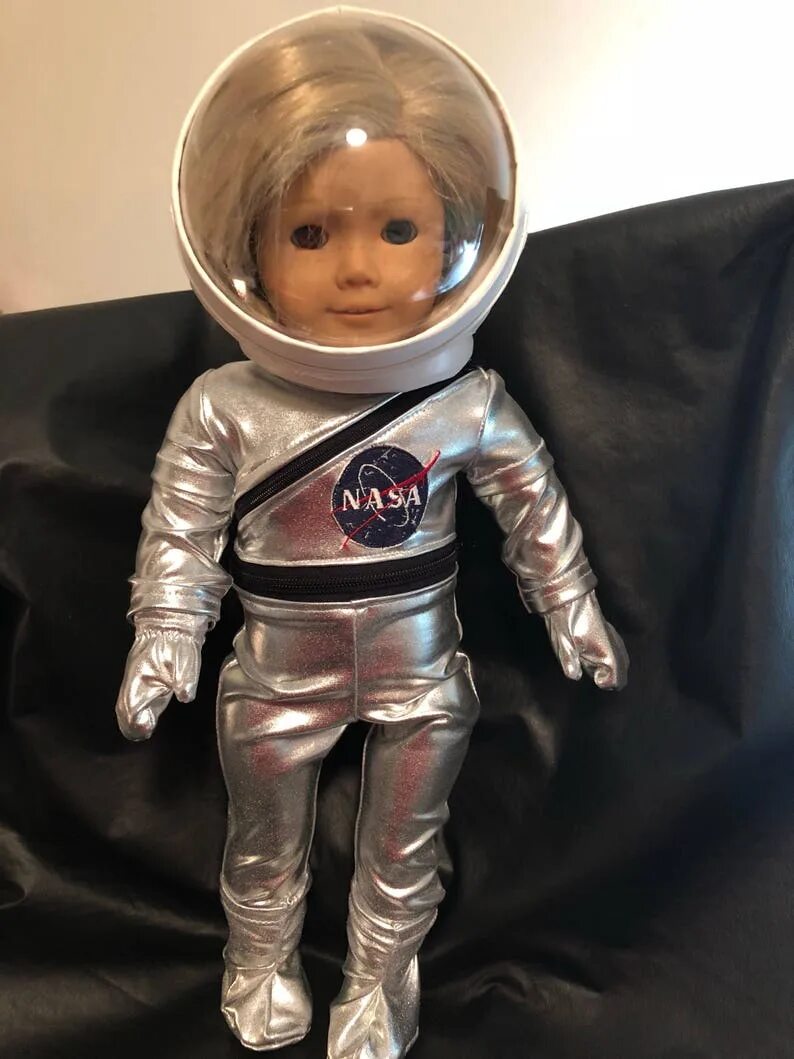 Костюм космонавта для девочки. Костюм Космонавта для куклы. Кукла космонавт. Наряд для куклы Космонавта. Текстильная кукла космонавт.