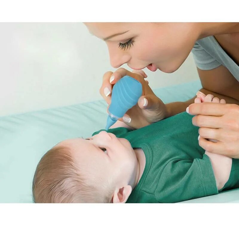 Аспиратор для новорожденных для носа. Промывание носа новорожденному. Чистка носа у новорожденных. Промывание носа грудничку.