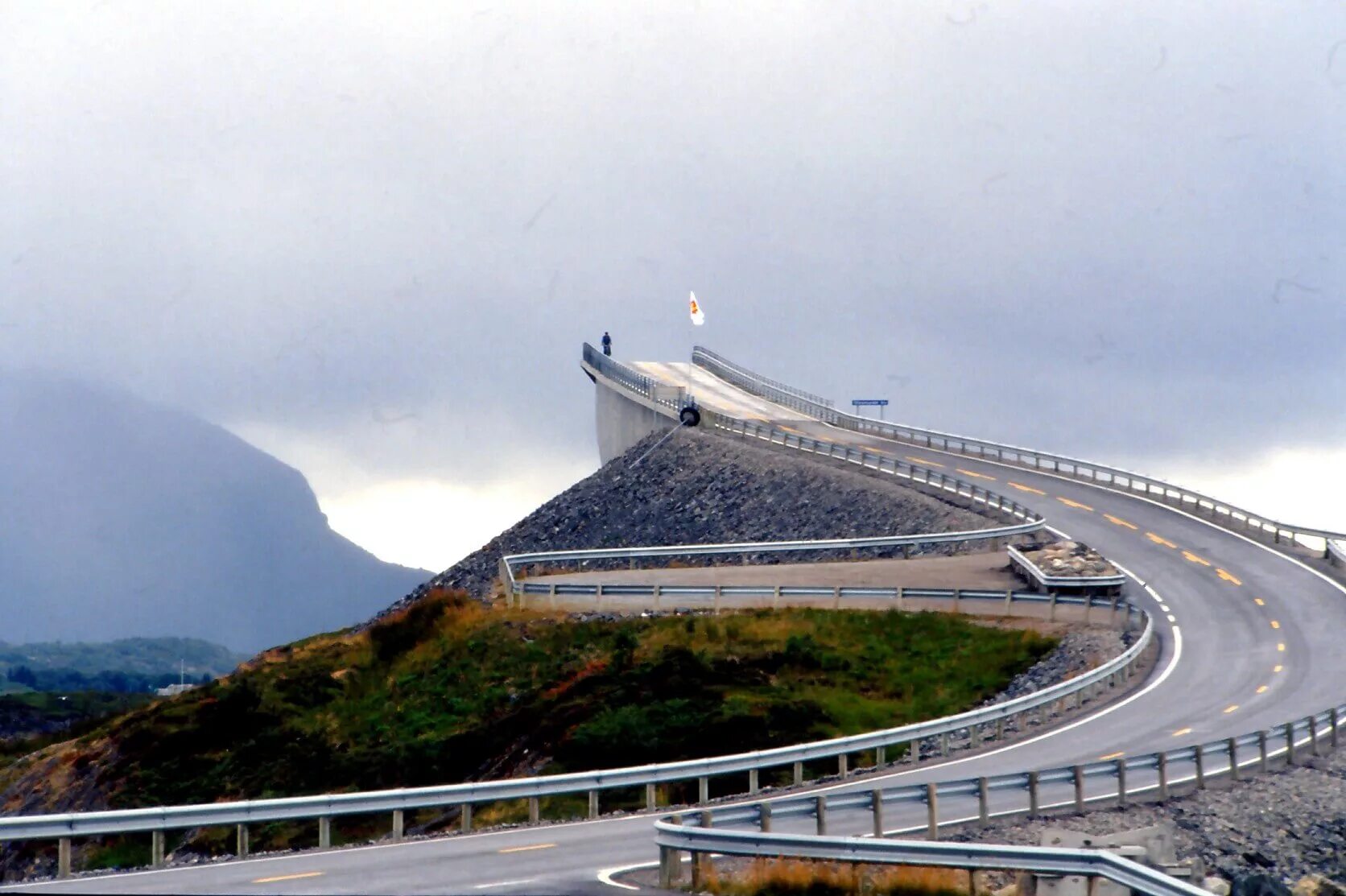 Мост в никуда. Мост Storseisundet, Норвегия. Дорога Атлантик роуд Норвегия. Storsizandeckij most norwegija. Мост “Storseisundet Bridge”.