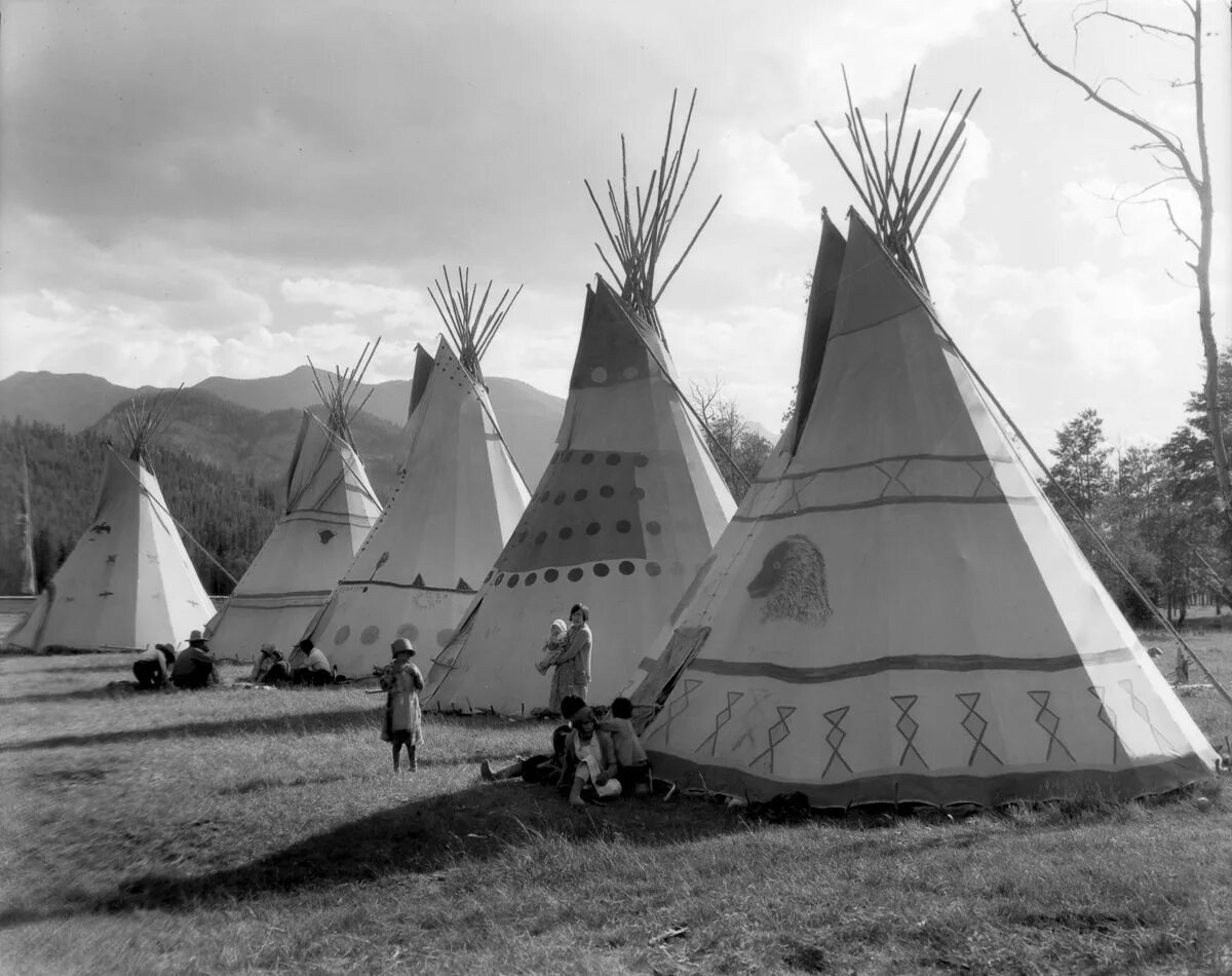 Индейцы на западе канады 5 букв. Жилище индейцев племени Сиу. Типи жилище индейцев. Северные индейцы Канады. Индейцы Канады 19 века.