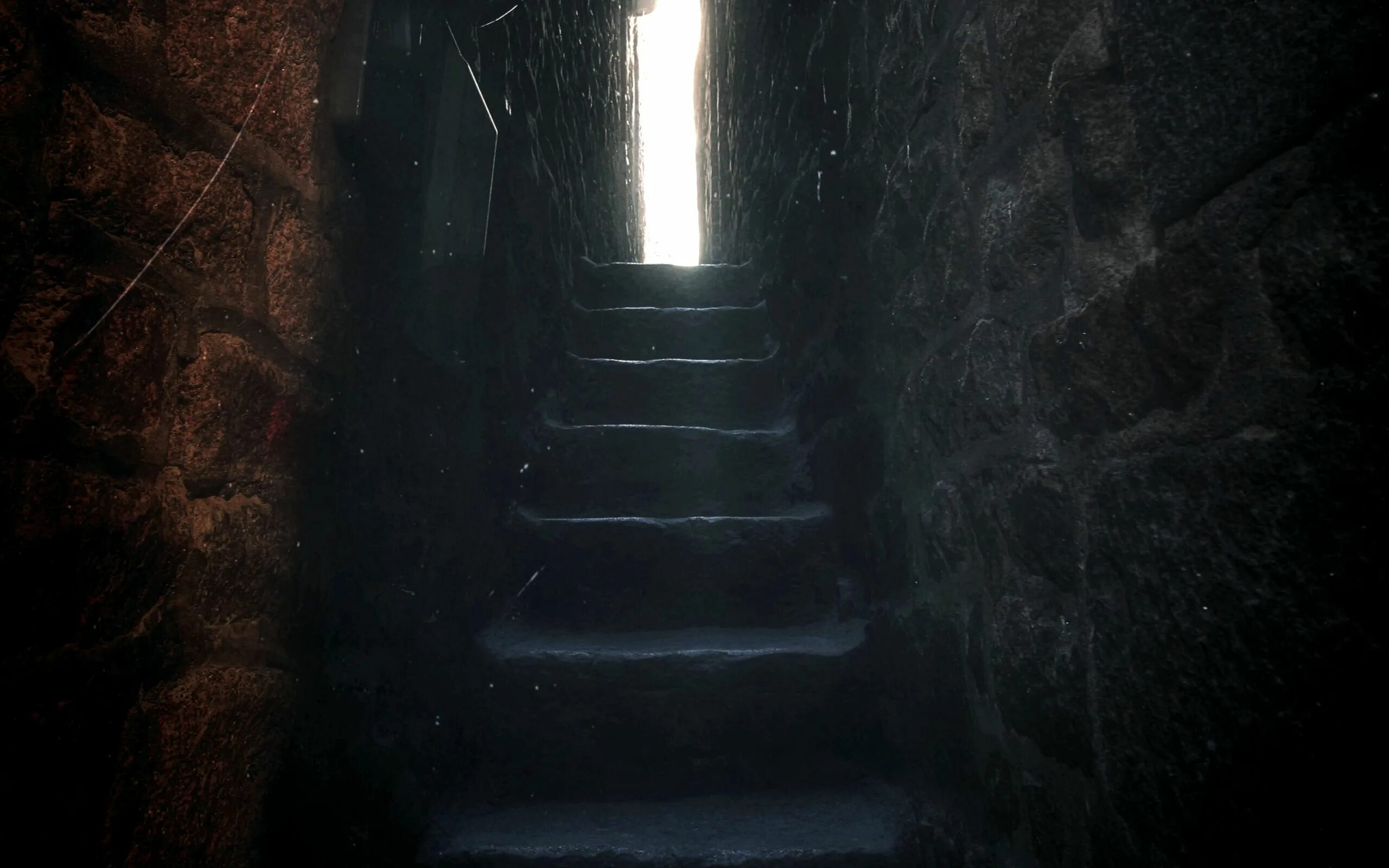 Лестница в подземелье. Лестница в темный подвал. Страшная лестница. Старая лестница. Лестница в темноте