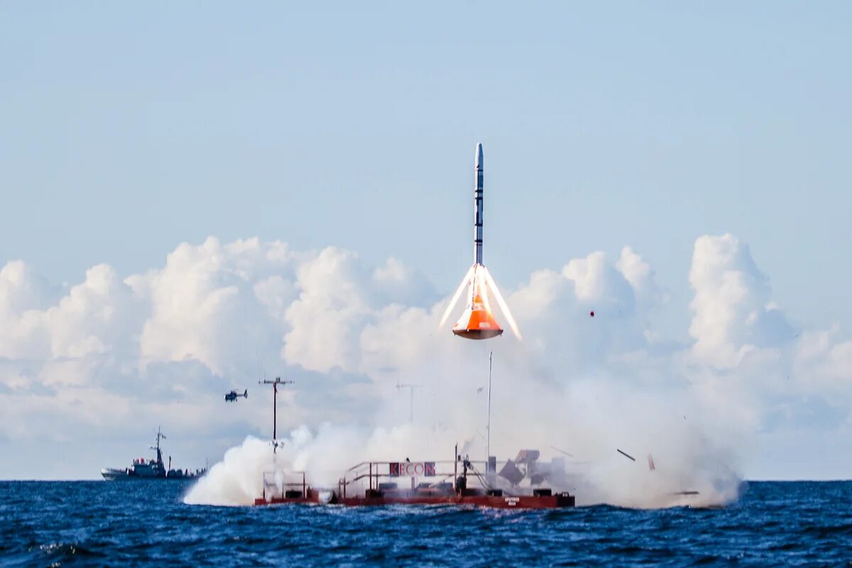 End launch. Космический корабль в Балтийском море фото.