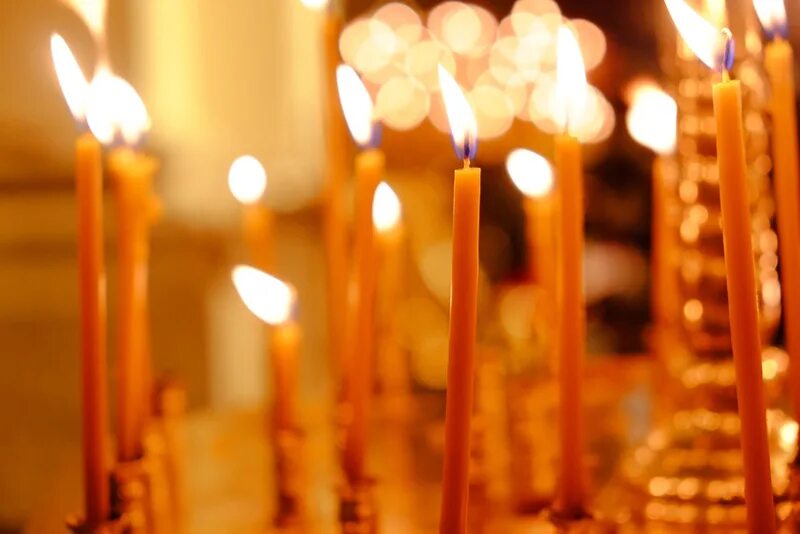 Поминки. Поминальная свеча в церкви. Поминальный стол со свечами. Поминальные обеды свеча.