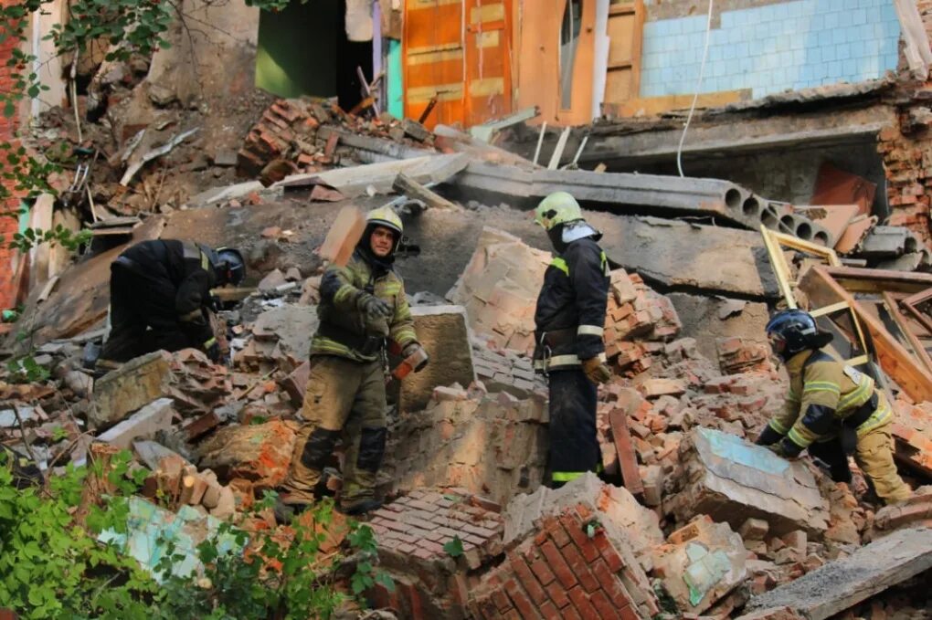 Обрушились несчастья. Рухнул дом. Обвал дома. В Омске обрушился дом. В Омске обвалилась стена.