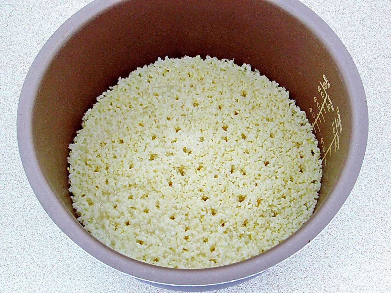 Пшённая каша на воде в мультиварке. Каша пшено в мультиварке. Каша дружба на молоке в кастрюле. Каша из шлифованного пшена. Пшённая каша в мультиварке на воде рассыпчатую.