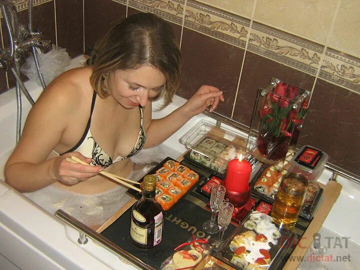 Как встречает мужа пьяная голая жена