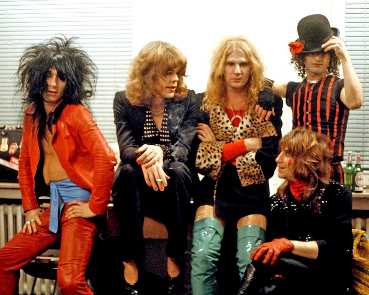Doll toy. Группа куклы. Группа игрушки. New york dolls new york dolls. Той доллс группа.