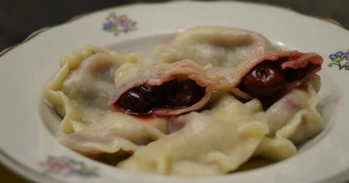 пельмени с вишней. вареники с вишней солить ли воду. любовь сазонова вареники с вишней. старый новый год вареники картинки. вишневые вареники.