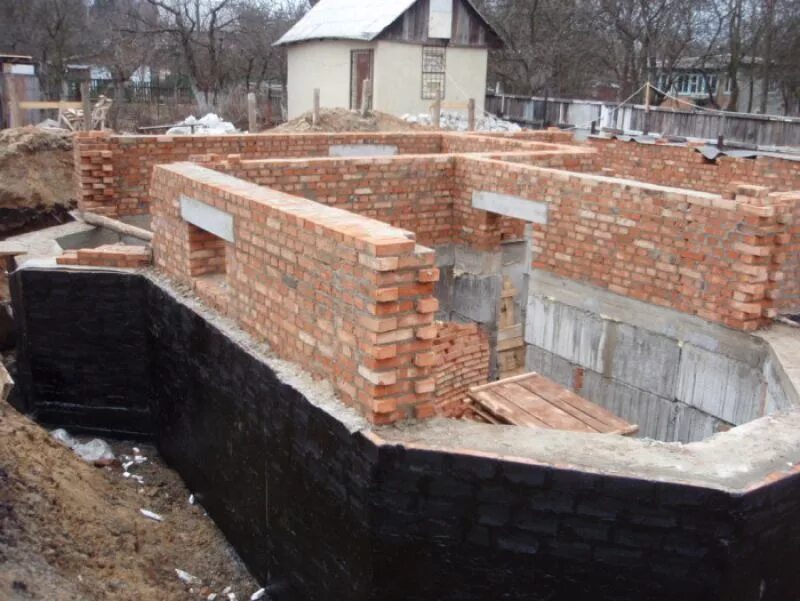 Фундамент цокольного этажа монолит. Ленточный фундамент с цоколем. Строим дом цокольный этаж. Цокольный этаж. Фундамент коттеджа.