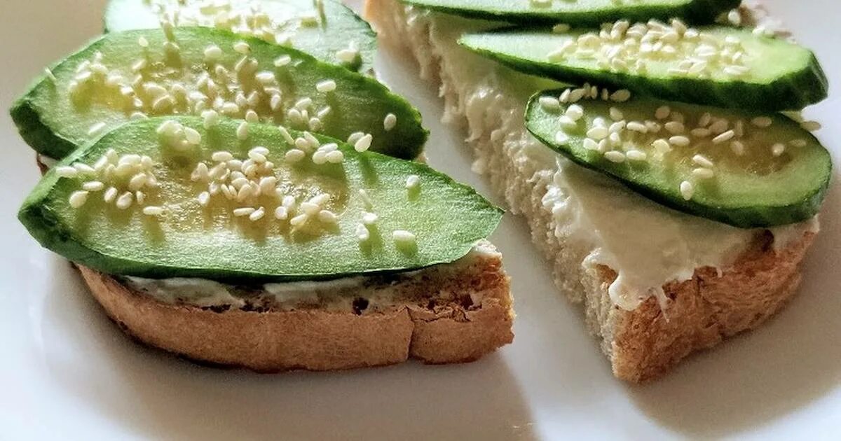 сэндвич с огурцом. бутерброды с соленым огурцом. бутерброды с огурцом свежим. бутерброды с творожным сыром и огурцом. шпроты бутеры.