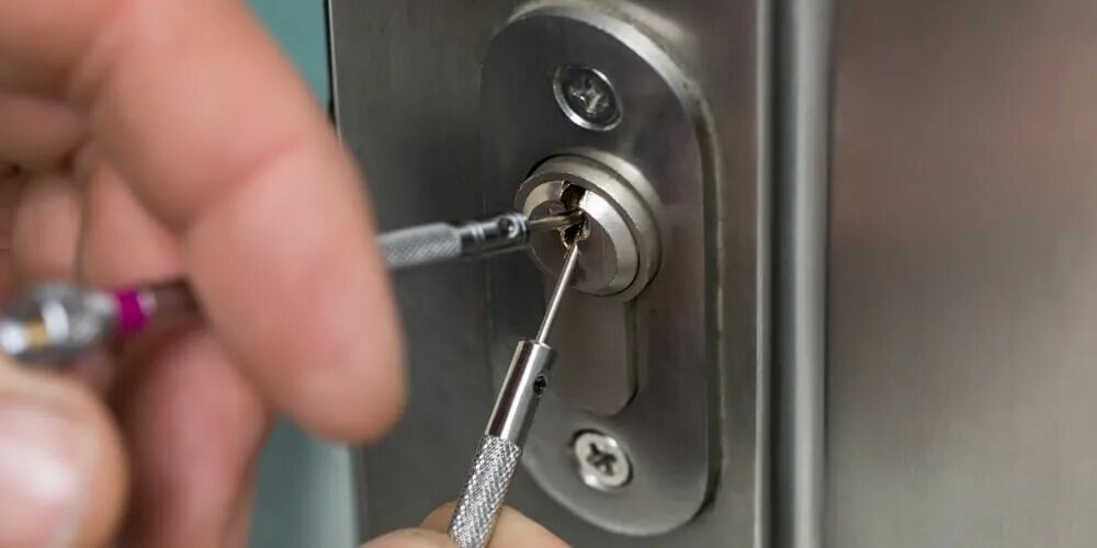 Locksmith store. Locksmith перевод. Вскрытие замка в входной двери. Мастер вскрывает двери в квартиру. Вскрытие замков.