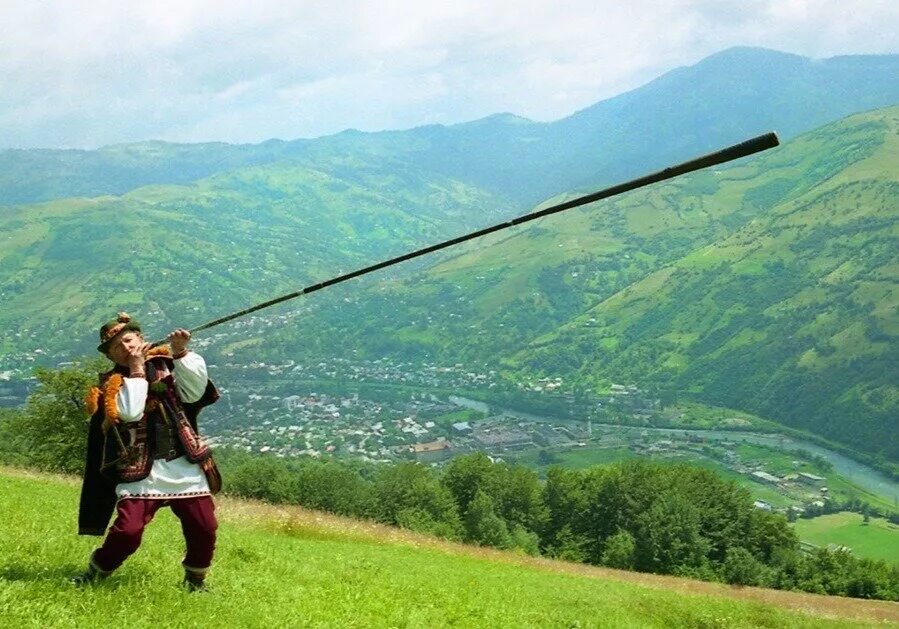 Карпаты гуцулы трембита. Гуцульская трембита. Гуцул с трембитой. Трембита что это такое. Гуцул с трембитой.