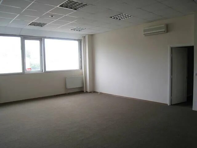 коммерческое помещение. улица коммунаров 270 к 1. аренда здания под магазин. мингрельская ул красная купить. помещение без отделки.