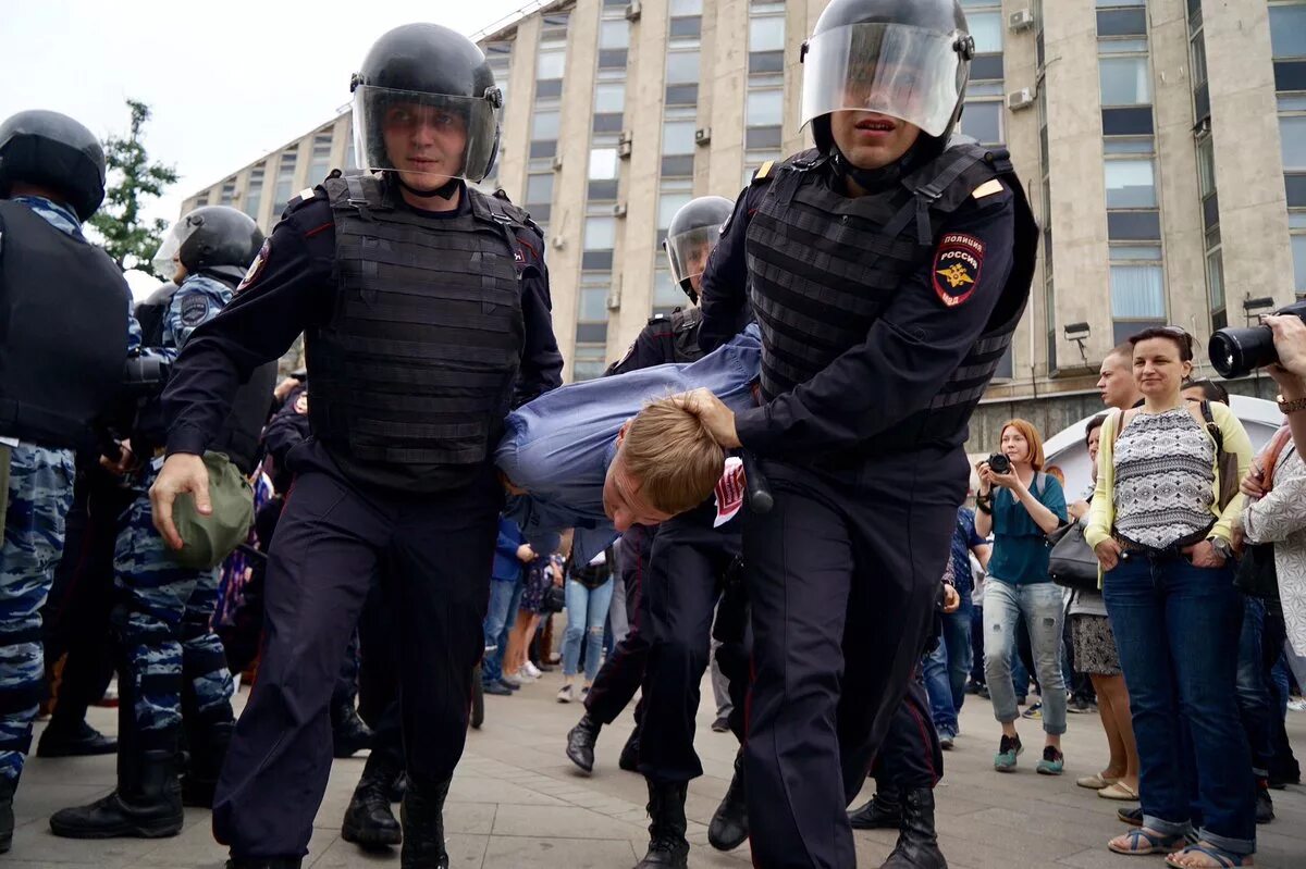 Задержания школьников на митинге. Полиция арестовала школьника. Полиция задерживает подростка на митинге. Митинг парень