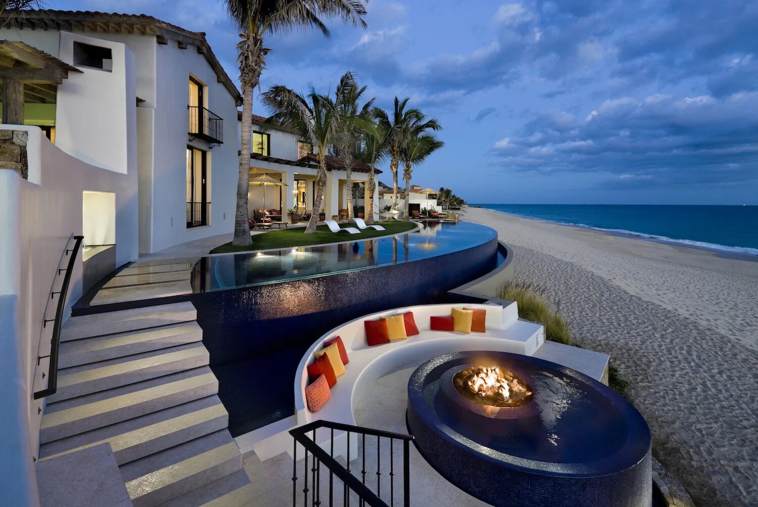 Найти игру вилла у моря. Вилла Селин Дион во Флориде. Майами особняк Плайя Виста. Домик у океана. Шикарный дом у моря.
