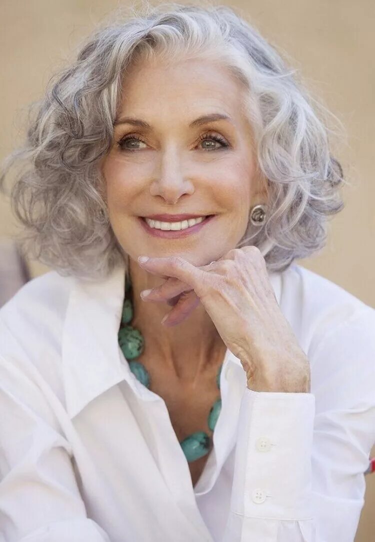 В возрасте пятидесяти. Модель 60+ Барбара. Дафна Хикс Grey hair. Красивая пожилая женщина.