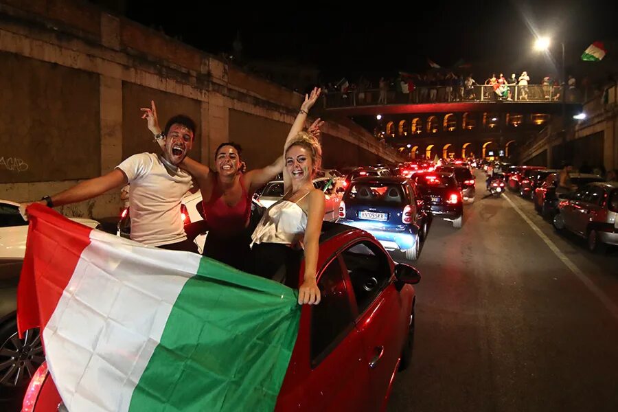 Италия празднует победу на евро. Болельщики празднуют победу. Итальянские болельщики. Итальянские фанаты футбола.