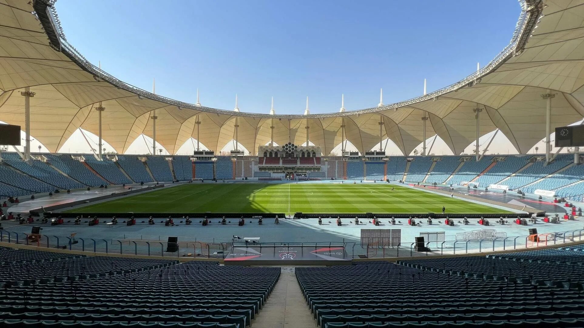 Междунаро́дный стадио́н и́мени Короля́ Фа́хда. King Fahd Stadium. Международный стадион имени короля Фахда (ТАИФ). Республиканский стадион имени Вазгена Саркисяна.