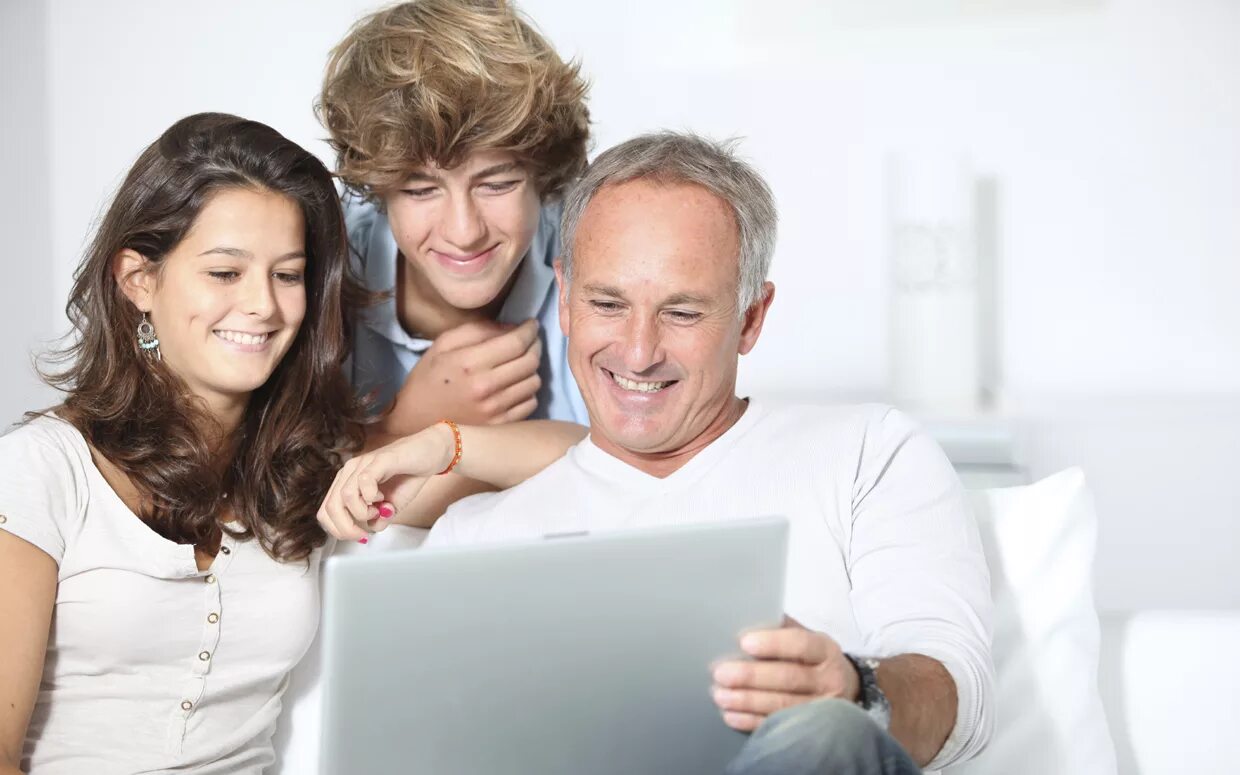 Family clicking. Счастливая семья. Полноценная счастливая семья. Фото семьи селфи. Семья с родителями.