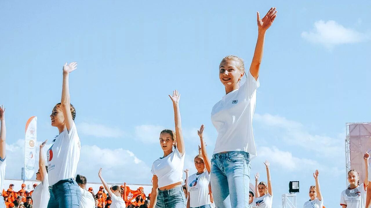 Будь в движении рф 2. РДШ активисты. Танец РДШ. Российское движение детей и молодежи. Школьники активисты.
