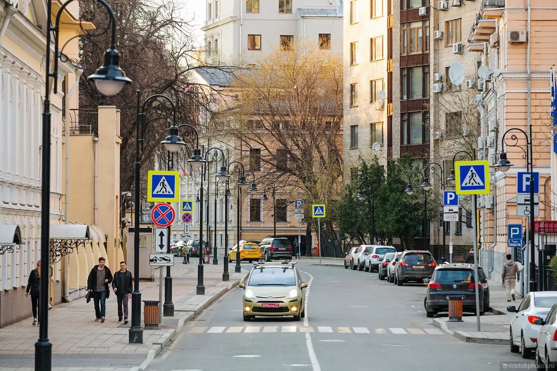 Почему новая улица. Центральные улицы Москвы. Современная улица. Москва обычные улицы. Улочки Москвы.