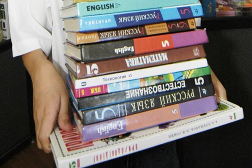 Сдаем учебники в библиотеку. Учебник библиотека. Сдача учебников. Сдача учебников в школе.