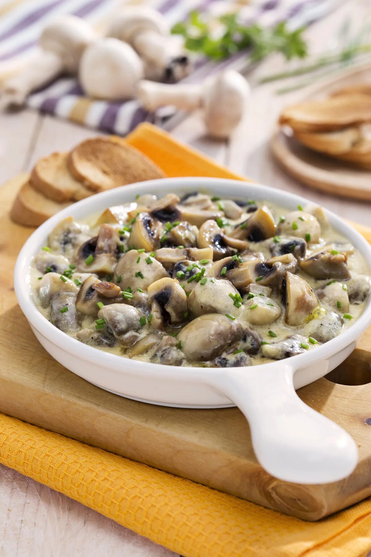 Куриное филе с шампиньонами в сливочном. Курица с шампиньонами. куриное филе с грибами. куриное филе с грибами в сливочном соусе. куриная грудка с шампиньонами.