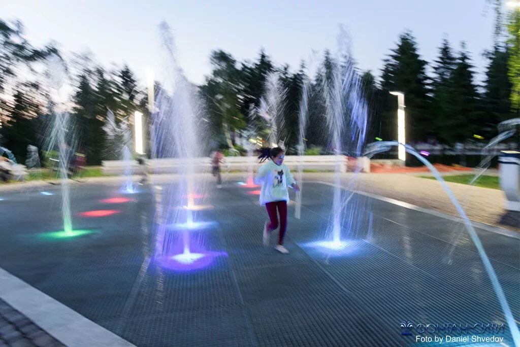 Работают ли фонтаны сейчас. Фонтан парк Нурлат. Фонтан парк 300 летия. Светомузыкальный фонтан в парке Маяковского. Фонтаны в парке 300-летия Санкт-Петербурга.