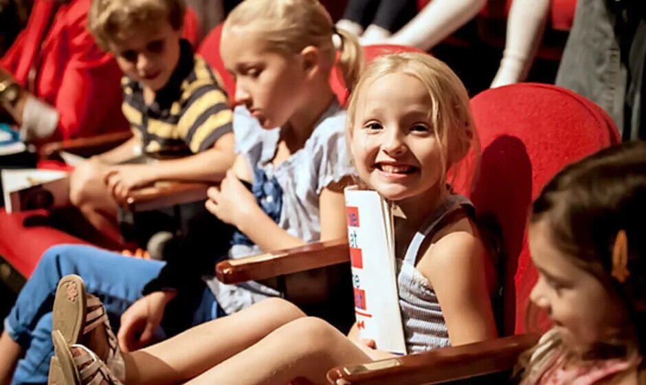 Дети в зрительном зале. Театр для детей. Школьники в зрительном зале. Школьники в театре зрители.