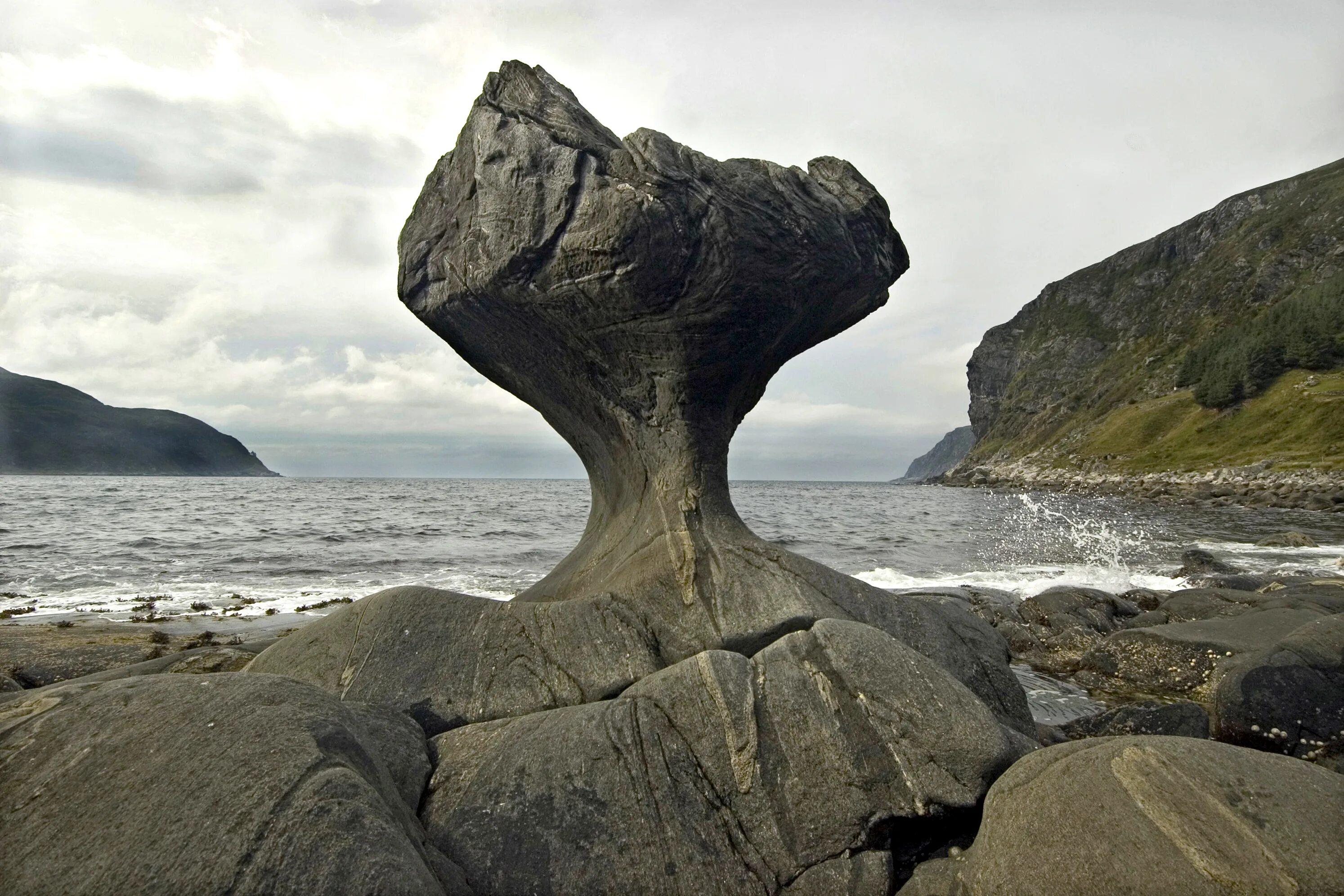 Камень Kannesteinen Норвегия. Вода камень точит. Причудливые валуны. Камни в воде. Почему вода камень точит