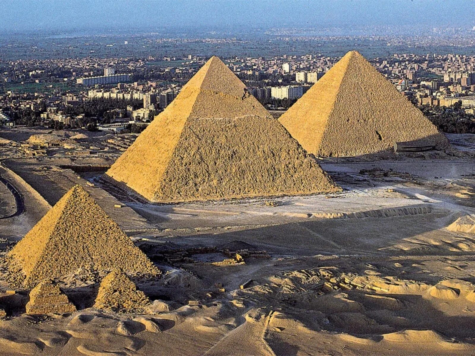 В какой стране находятся пирамиды. Пирамиды Гизы древний Египет. Пирамида Хеопса Каир. Долина Гизы Египет. Пирамиды Гизы (Каир).