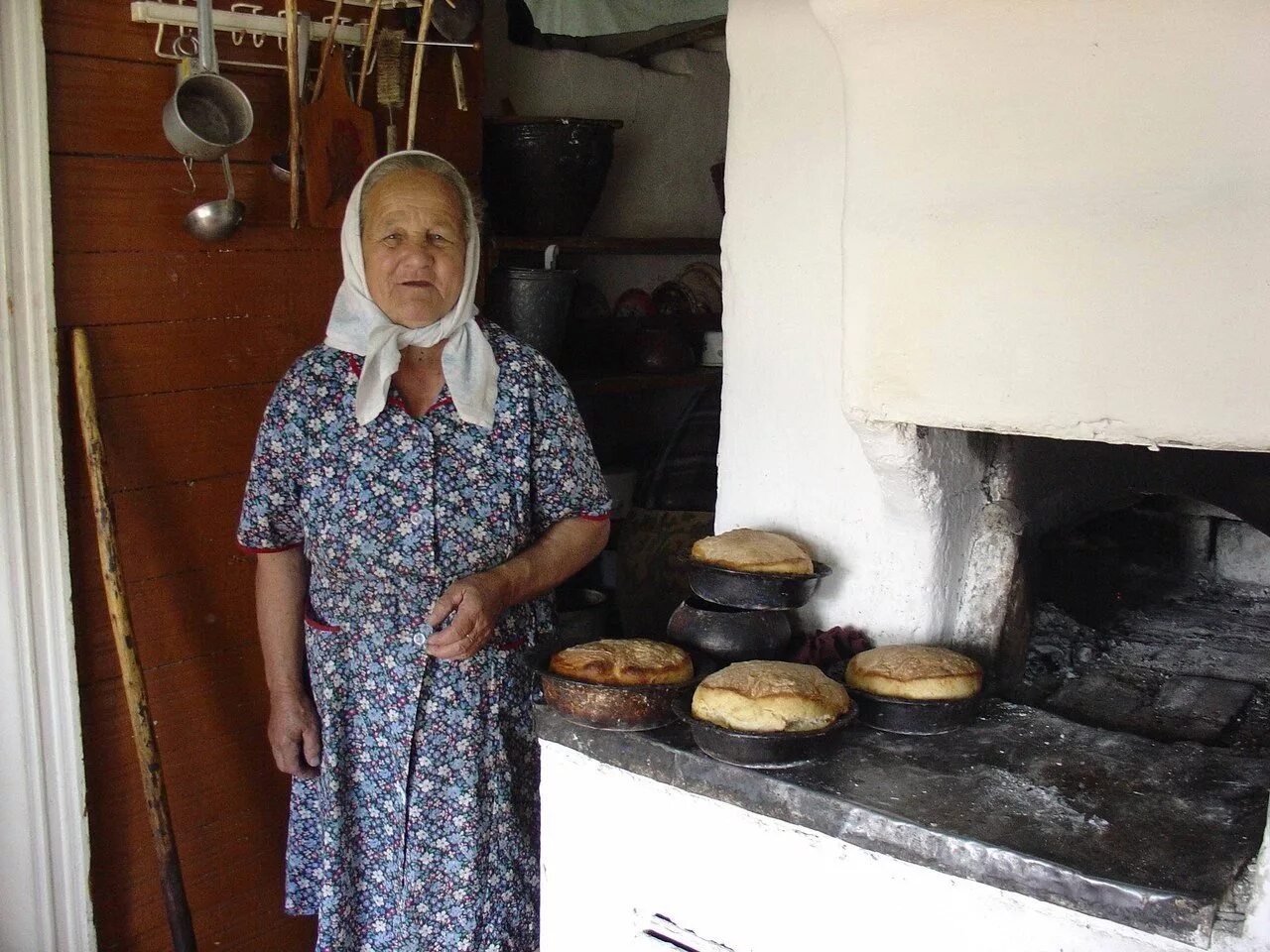 Бабушка в деревне. Бабушка в деревенском доме. Хлеб у бабушки в деревне. Бабушка в селе.