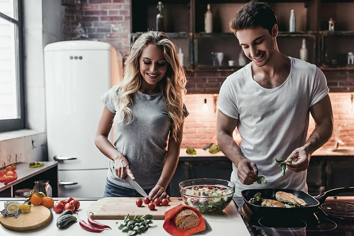 Мужчина и женщина на кухне. Фотосессия пар на кухне. Фотосессия на кухне с мужем. Влюбленные на кухне.