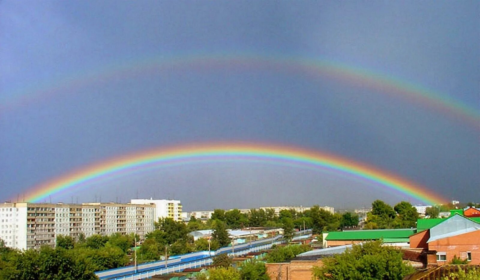 Https raduga. Радуга Омск. Радуга. Радуга явление природы. Тройная Радуга.