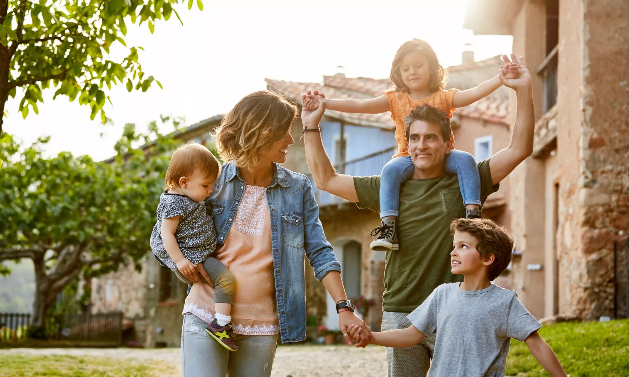 Общение ребенка и взрослого. Родители школьников. Дети дерутся. Ревность старшего ребенка. Воспитание детей старший младший.