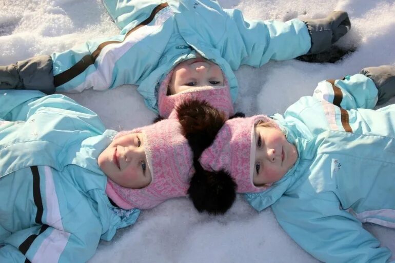 вероника лесневская двойняшки по ошибке. тройняшки идеальный генофонд. родители с тройняшками. месяц двойне. близняшки 5 месяцев.